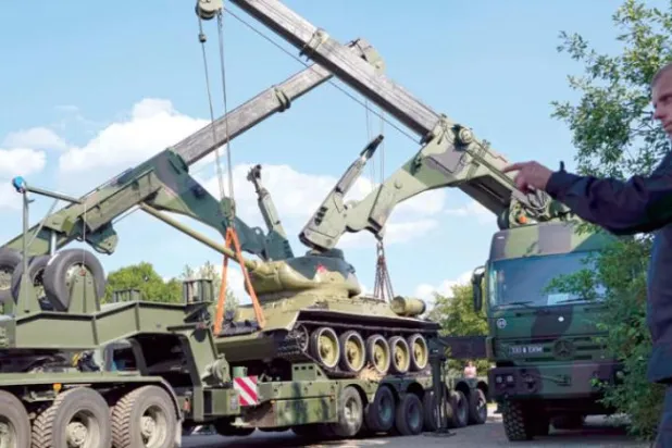 

جرثقیل ها تانک T-34 متعلق به دوران شوروی را پایین می آورند، این نماد دیروز، پس از انتقال از شهر ناروا در دریای بالتیک به دلیل ترس از ناآرامی ها به عنوان «یادبود» در مقابل موزه نظامی در تالین پایتخت استونی نصب شد (AP)