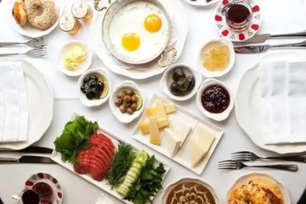 نصح الباحثون بتناول السلمون النيئ أو الأفوكادو بدلاً من البيض في وجبة الإفطار (رويترز)