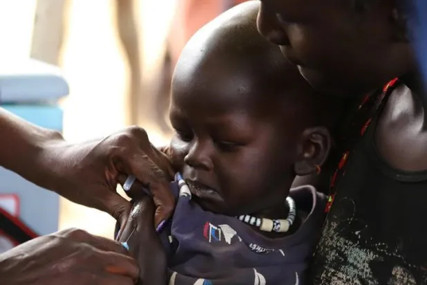 الحكومة تعتزم تكثيف عمليات التلقيح وستصرف أموالاً من صندوق الكوارث الوطني (رويترز)