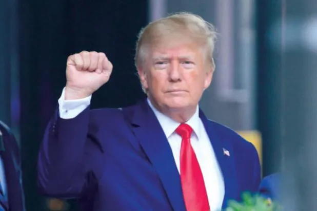 ٹرمپ کو 10 اگست کے دن "ٹرمپ ٹاور" سے باہر نکلتے ہی اپنی مٹھی اٹھاتے ہوئے دیکھا جا سکتا ہے (اے ایف پی)