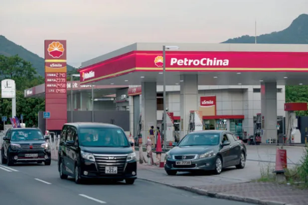 سيارات أمام محطة وقود «بترو تشاينا» في هونغ كونغ (إ.ب.أ)