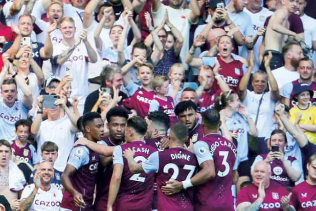 لاعبو أستون فيلا يحتفلون بهدف الفوز أمام إيفرتون (أ.ف.ب)