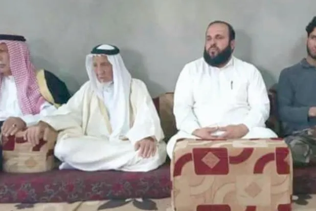 Esed rejimi ve Rusya arasında 2021 müzakereleri sırasında Tafas’ta ileri gelenler ve liderler ile bir araya gelen Şeyh Fadi el-Asimi (sağdan ikinci)