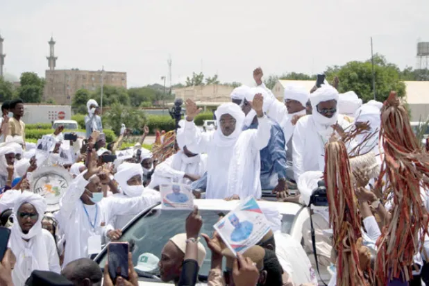 الزعيم المعارض تيمان إرديمي يحيي أنصاره لدى مغادرته مطار العاصمة التشادية بعد عودته إلى البلاد أمس (أ.ف.ب)