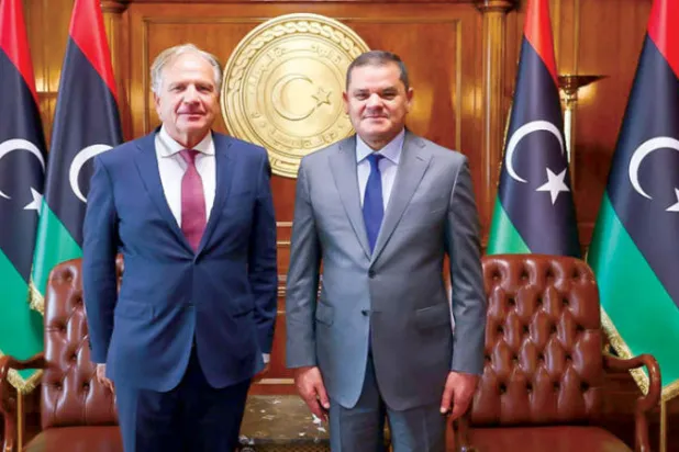 الدبيبة رئيس حكومة «الوحدة» الليبية المؤقتة مستقبلاً السفير الهولندي بطرابلس (الحكومة)