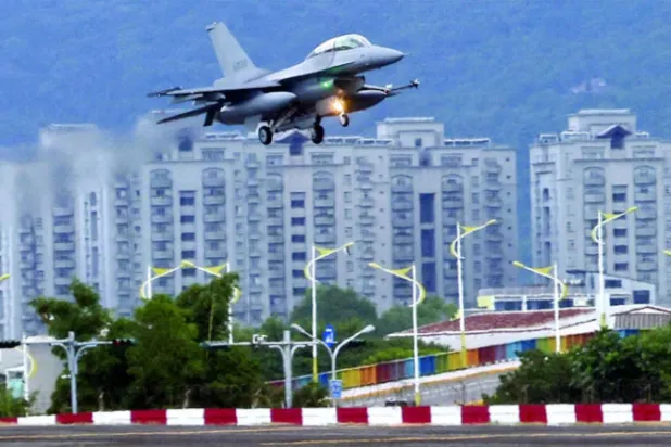 «إف 16 في» تايوانية تهبط في قاعدة عسكرية بعد طلعة استطلاع ليلي مساء أول من أمس (رويترز)