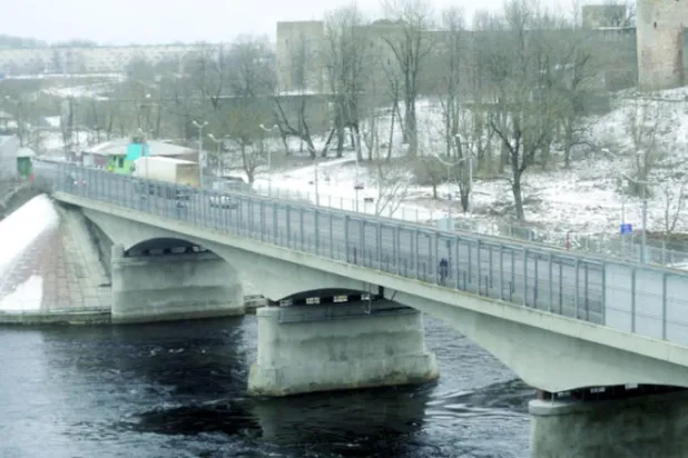 صورة أرشيفية لجسر يربط الحدود الإستونية - الروسية فوق نهر نارفا (رويترز)