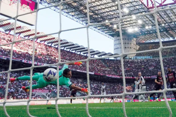 ميلان دشن موسمه برباعية في شباك أودينيزي (رويترز)