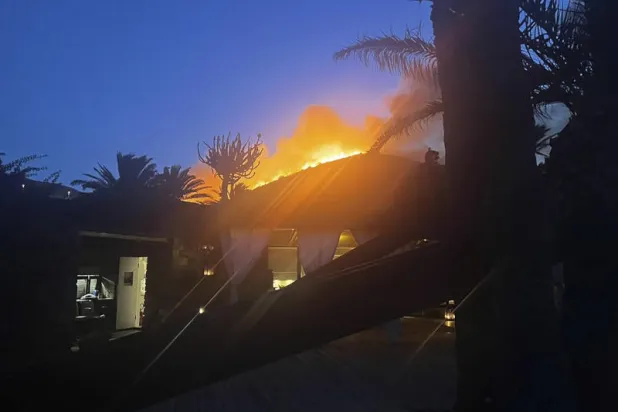 ألسنة اللهب البرتقالية تتصاعد على جانب تلال جزيرة بانتيليريا الإيطالية (أ.ب)