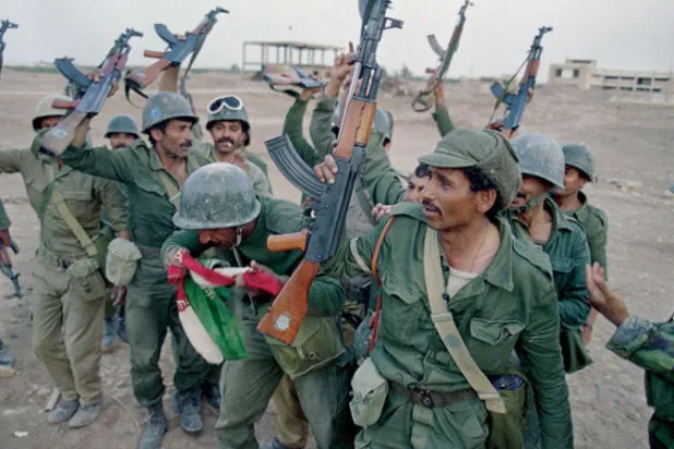 جنود عراقيون يحتفلون بـ«الانتصار» في الحرب ضد إيران يوم 20 أبريل 1988 (أ.ف.ب)