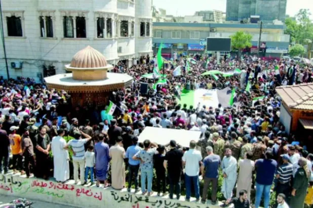 شامی اپوزیشن اور حکومت کے درمیان مفاہمت پر زور دینے والے ترک بیانات کو مسترد کرتے ہوئے جمعہ کو شمالی شام میں احتجاجی مظاہرے (رائٹرز)