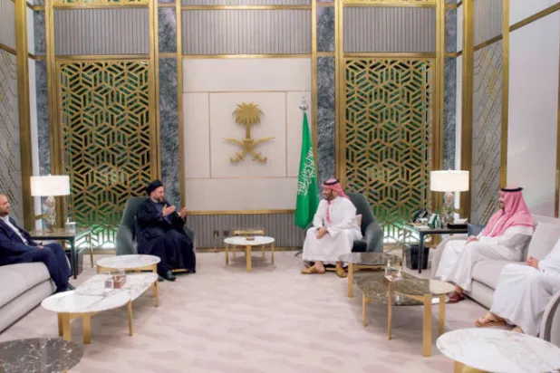 ولي العهد السعودي لدى لقائه زعيم تيار الحكمة العراقي في جدة (الخميس) ويبدو الأمير خالد بن سلمان والوزير مساعد العيبان (واس)