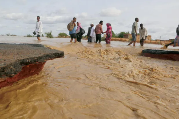 جانب من أضرار السيول في منطقة المناقل بوسط السودان (أ.ب)