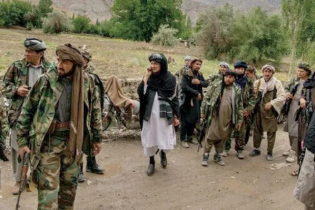 درمیان میں سفید پوش مہدی نے جیل میں طالبان جنگجوؤں سے ملاقات کرکے ان کے ساتھ شامل ہونے کا فیصلہ کیا لیکن پچھلے سال ایک تنازعہ اور اختلاف ہوگیا