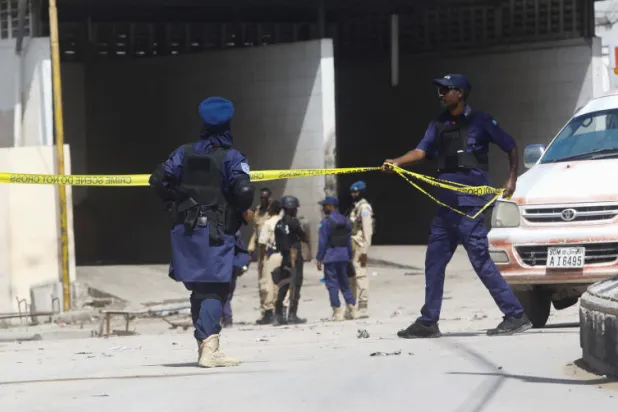 ضباط صوماليون يفرضون طوقاً أمنياً حول فندق «حياة» (رويترز)