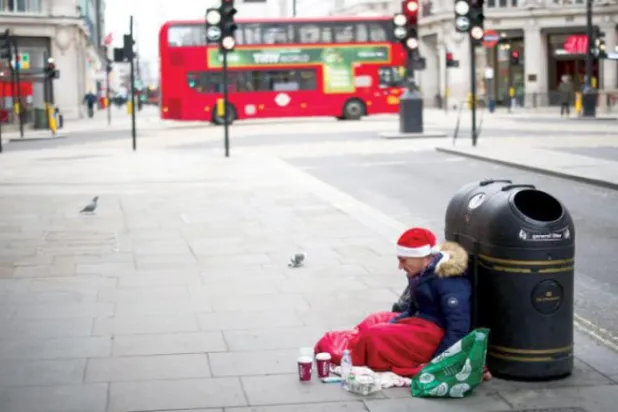 مرد بی خانمان در خیابان آکسفورد لندن (رویترز)
