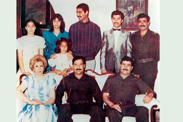 صدام وأفراد عائلته (إلى يساره عدنان خيرالله أخو زوجته ساجدة)، وفي الصف الثاني (يمين) حسين كامل زوج ابنته رغد (أ.ف.ب./غيتي)