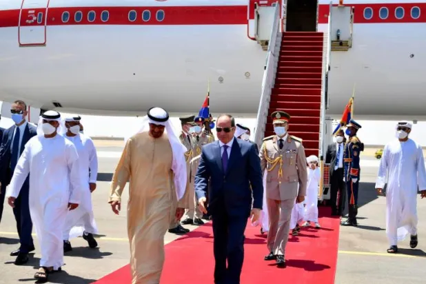 السيسي مستقبلاً الرئيس الإماراتي