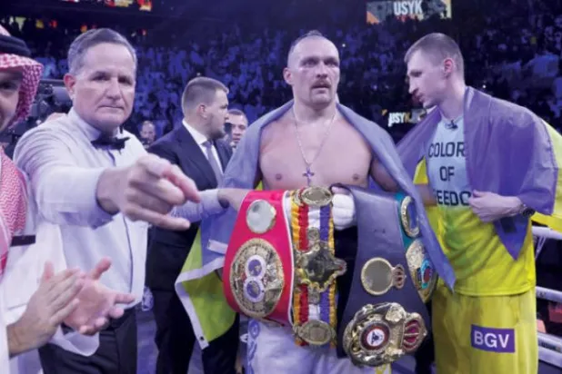 یوسک کو باکسنگ میں اپنے عالمی اعزاز کا جشن مناتے ہوئے اور ساتھی ہی وزیر کھیل شہزادہ عبد العزیز الفیصل کو بھی دیکھا جا سکتا ہے (رائٹرز)