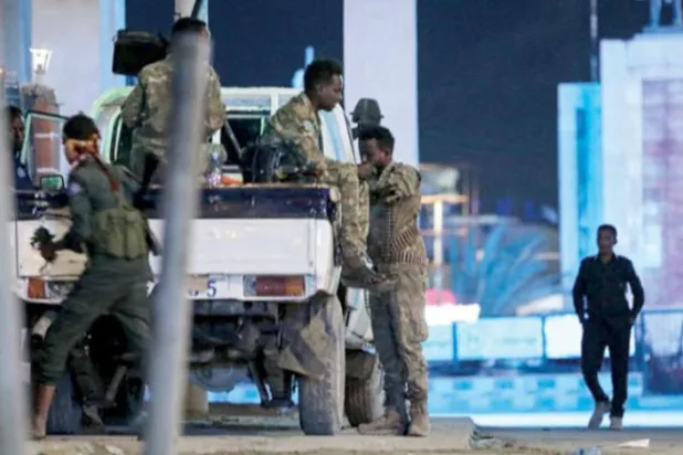 موغادیشو میں حملہ کرنے والے ہوٹل کے قرب وجوار میں سیکیورٹی فورسز کو دیکھا جا سکتا ہے (اے ایف پی)