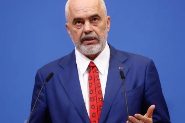 البانوی وزیر اعظم ایڈی راما کو دیکھا جا سکتا ہے (اے ایف پی)