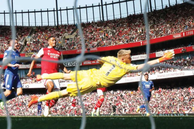 آرسنال سحق ليستر برباعية في ثاني جولات البطولة (رويترز)