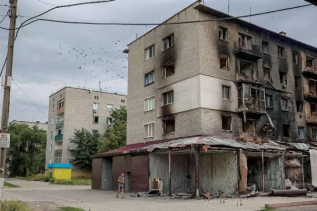 ڈونیٹسک میں کل ایک رہائشی محلے پر بم دھماکے کے اثرات کو دیکھا جا سکتا ہے (اے ایف پی)
 
