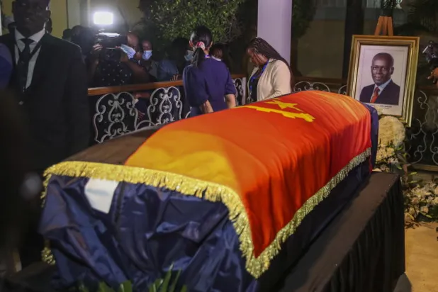 مشيعون يودّعون الرئيس الأنغولي السابق الراحل خوسيه إدواردو دوس سانتوس في مقر إقامته الأخير بلواندا (إ.ب.أ)