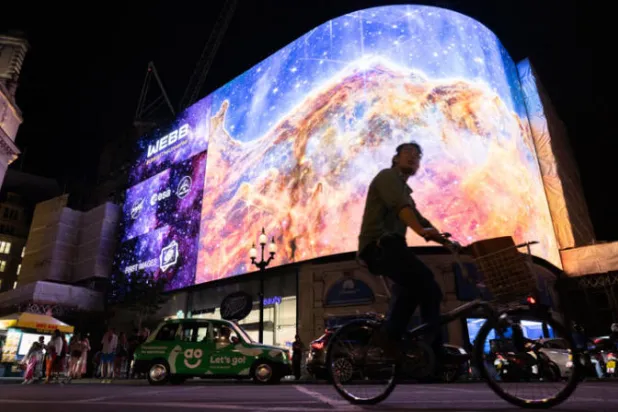 نحن على سطح كوكبنا هذا لناظر آخر في الكون أو الأكوان، حسب نظرية الأكوان المتعددة (د.ب.أ)