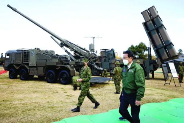 رئيس الوزراء الياباني كوشيدا خلال تفقده أحد مواقع التصنيع العسكري في طوكيو نوفمبر الماضي (رويترز)