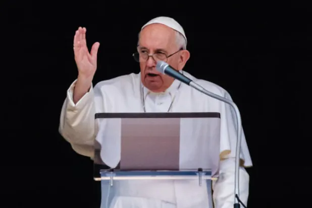 البابا فرنسيس خلال إلقائه كلمته أمس (أ.ب)