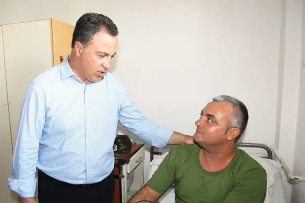 وزير الدفاع الألباني يزور جندياً مصاباً في مستشفى بتيرانا أمس (أ.ف.ب)