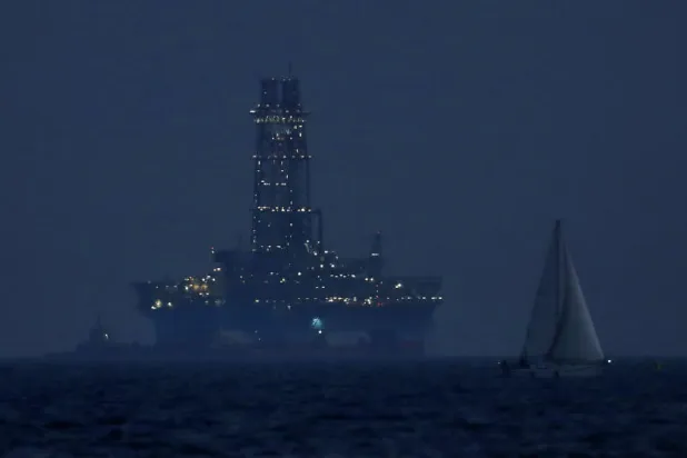 منصة حفر بحريّة في المياه قبالة مدينة ليماسول الساحلية (أ.ب)