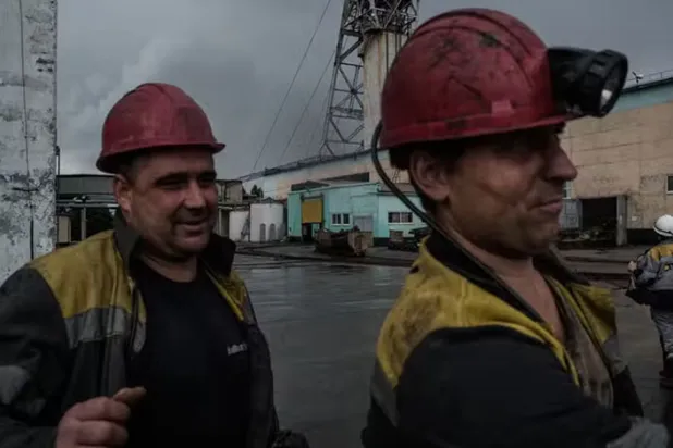 Yerin 370 metre altındaki madenden çıkan işçiler. (The Washington Post)