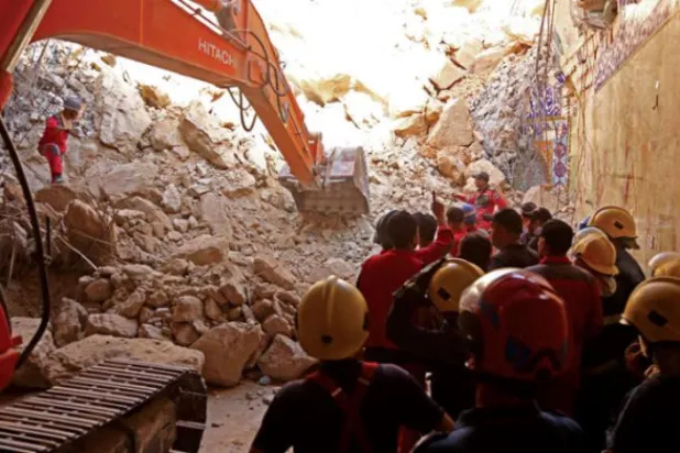 

تلاش نیروهای امدادی برای رسیدن به گیرافتادگان در یک زیارتگاه مذهبی در نزدیکی کربلا، دیروز (AFP)