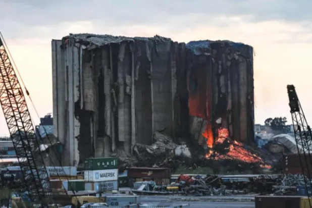 اگست 2020 میں اناج کے ذخائر میں بڑے پیمانے پر مسلسل آگ بھڑکتی رہی جس سے بندرگاہ کے دھماکے کے نقصانات میں شدید اضافہ کیا (اے ایف پی)