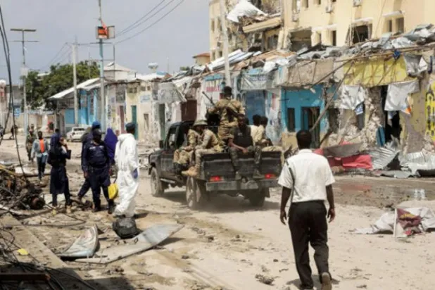 پولیس اور فوج کے اہلکار القاعدہ سے منسلک الشباب گروپ کے شدت پسندوں کے دارالحکومت موغادیشو کے ایک ہوٹل پر حملے کی جگہ کی تلاشی لے رہے ہیں (رائٹرز)