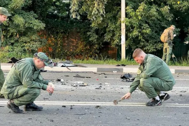 تحقیقاتی کمیٹی کے افراد کل ماسکو کے باہر دھماکے کی جگہ کا معائنہ کر رہے ہیں (اے پی)