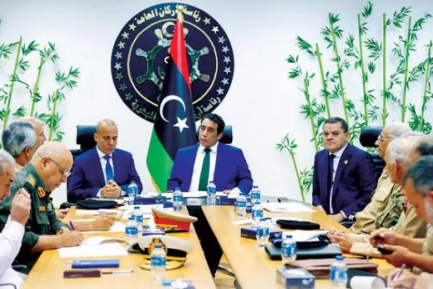 طرابلس میں "5 + 5" فوجی کمیٹی کے ساتھ الحداد، الدبیبہ اور المنفی کے اجلاس کی متحدہ حکومت کی طرف سے نشر کی گئی تصویر دیکھی جا سکتی ہے