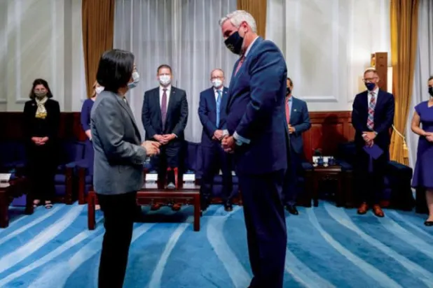 تائیوان کی صدر کو امریکی عہدیدار کا استقبال کرتے ہوئے دیکھا جا سکتا ہے (رائٹرز)