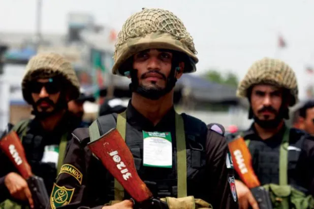 Pakistan ordusu, Karaçi’de Şiilerin düzenlediği Aşura günü etkinliklerinde teyakkuz halindeydi (AP)