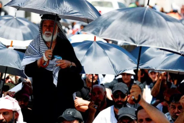 Başkent Bağdat’taki Yeşil Bölge’de Meclis binasının dışında bekleyen Iraklı göstericiler (AFP)