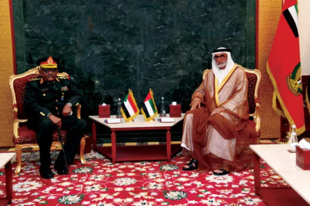 محمد البواردي خلال لقائه الفريق أول الركن محمد الحسين في أبوظبي أمس (وام)