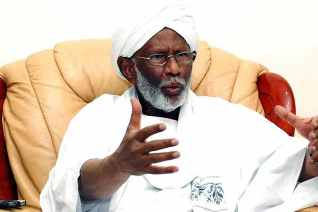 Hasan et-Turabi, iktidardan dışlanmasının ardından Halk Kongresi Partisi'ni kurdu ve eski rejime karşı aktif muhalefete geçti.(Independent Arabia)  