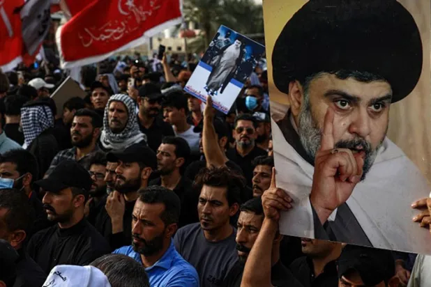 Necef’te Iraklı Şiilerin en yüksek dini otoritesi olan Ayetullah Ali es-Sistani’yi destekleyen Irak'taki Arap Şiiler. (AFP)