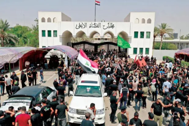 الصدر کے حامیوں کو کل بغداد میں سپریم جوڈیشل کونسل کے صدر دفتر کے سامنے دیکھا جا سکتا ہے (اے ایف پی)