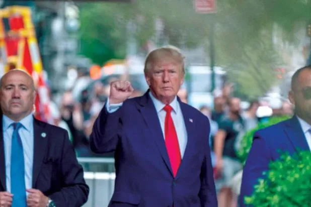 ٹرمپ کو 10 اگست کو نیویارک میں ٹرمپ ٹاور سے نکلتے ہوئے دیکھا جا سکتا ہے (رائٹرز)