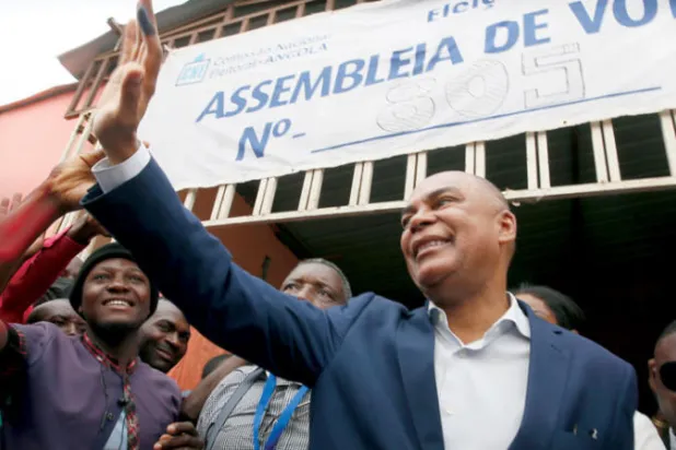 الزعيم المعارض أدالبرتو كوستا جونيور بعد إدلائه بصوته في مركز اقتراع في العاصمة لواندا أمس (إ.ب.أ)