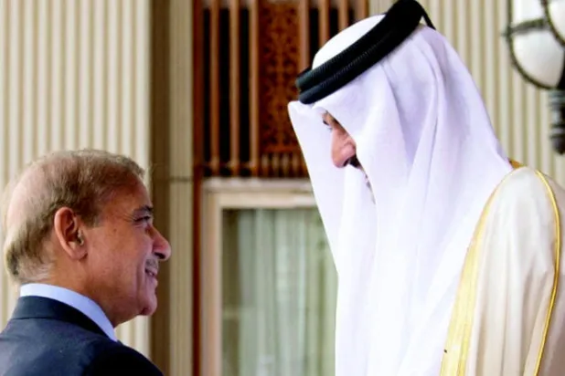 أمير قطر مستقبلاً رئيس الوزراء الباكستاني في الدوحة أمس (رويترز)