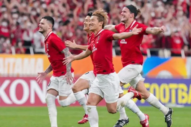 فرحة لاعبي أوراوا ريد دايموندز الياباني ببلوغ «نهائي أبطال آسيا» للمرة الرابعة في تاريخه (أ.ب)